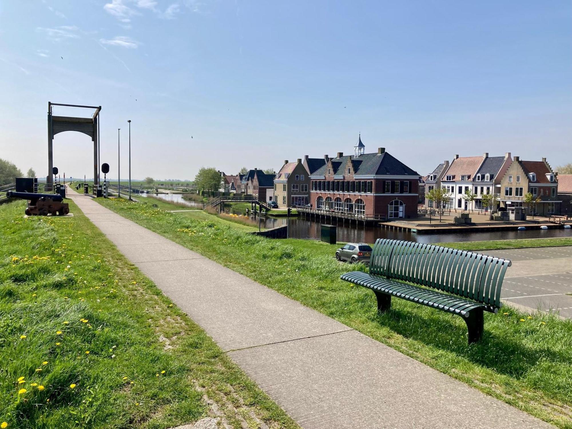 Bijzonder Chalet An Der Marina Met Sauna Anjum Kültér fotó